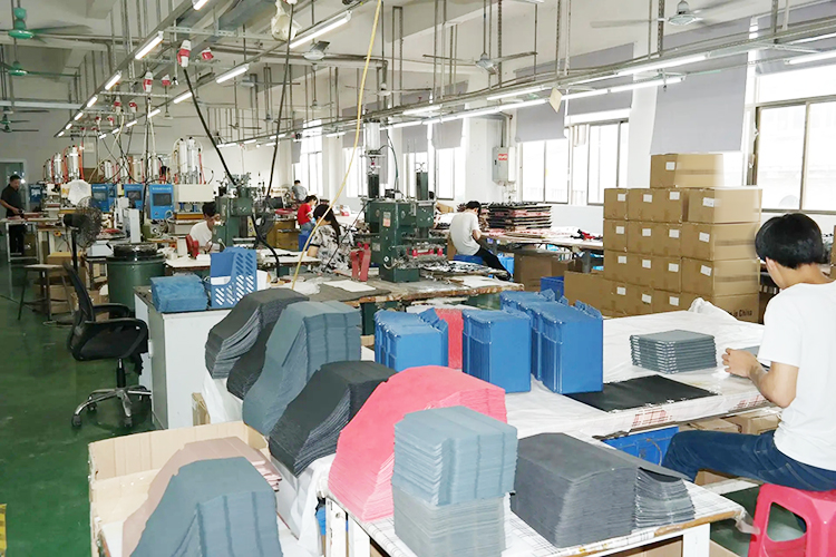 皮具生产工厂实景-皮革制品生产车间,展示鞣制涂饰工序