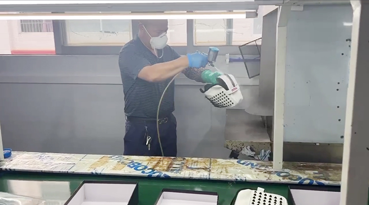 皮具喷防霉剂-工厂工人对皮革制品喷涂防霉剂，生产环节防霉处理实拍